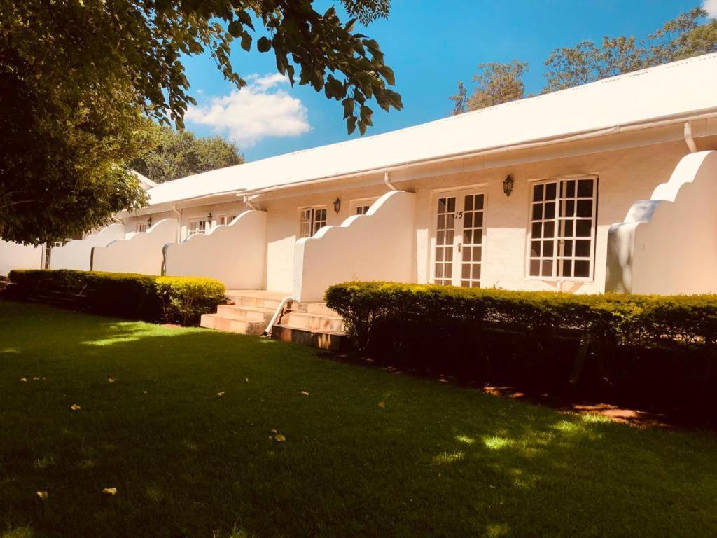 The Hertford Country Hotel Johannesbourg Extérieur photo